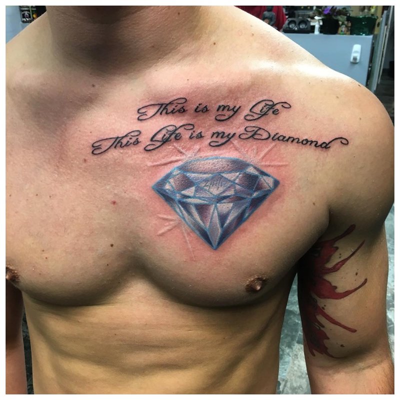 Graži tatuiruotė užrašo pavidalu ant vyro krūtinės
