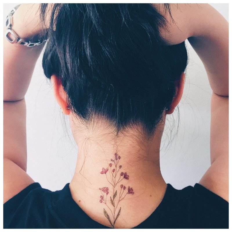 Subtilus gėlių tatuiruotė ant mergaitės kaklo