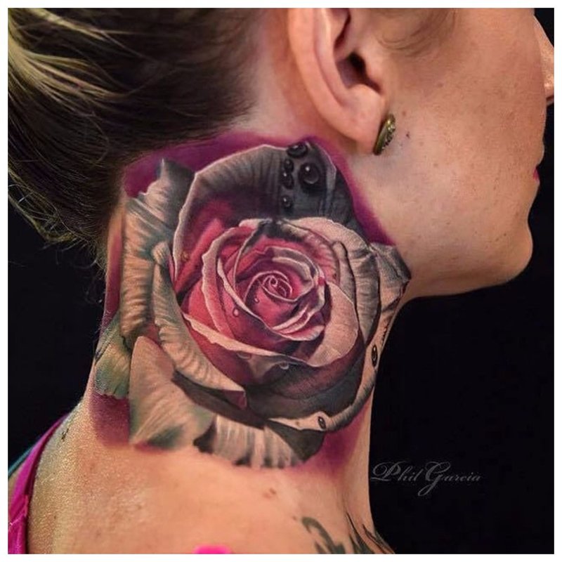 Didelė gėlė - tatuiruotė ant mergaitės kaklo