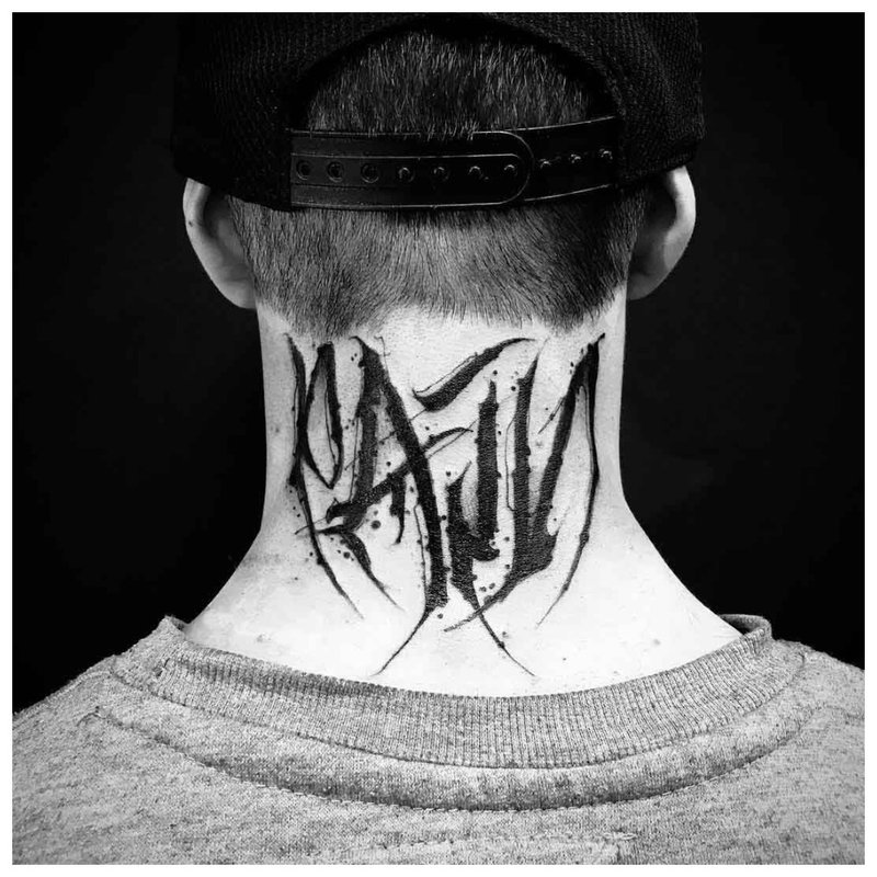 Grande inscription - tatouage sur le cou d'un homme