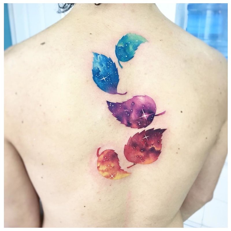 Akvarelės tatuiruotė ant nugaros Plunksnos