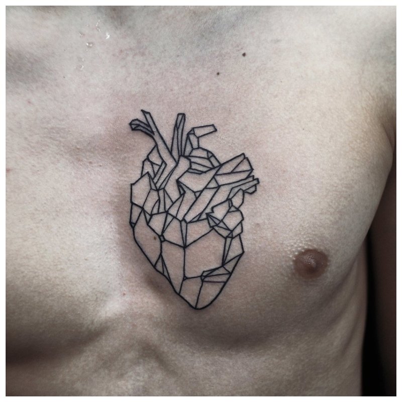 Tatouage de coeur sur la poitrine d’un homme