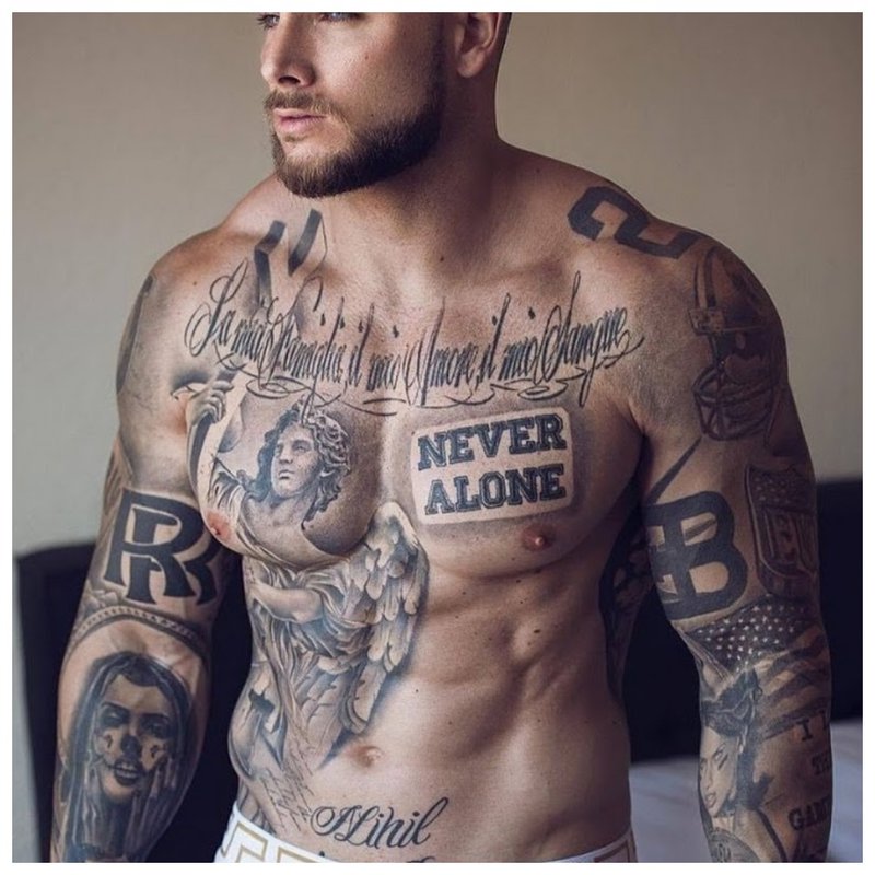 Tatuiruotės užrašo pavidalu ant vyro krūtinės