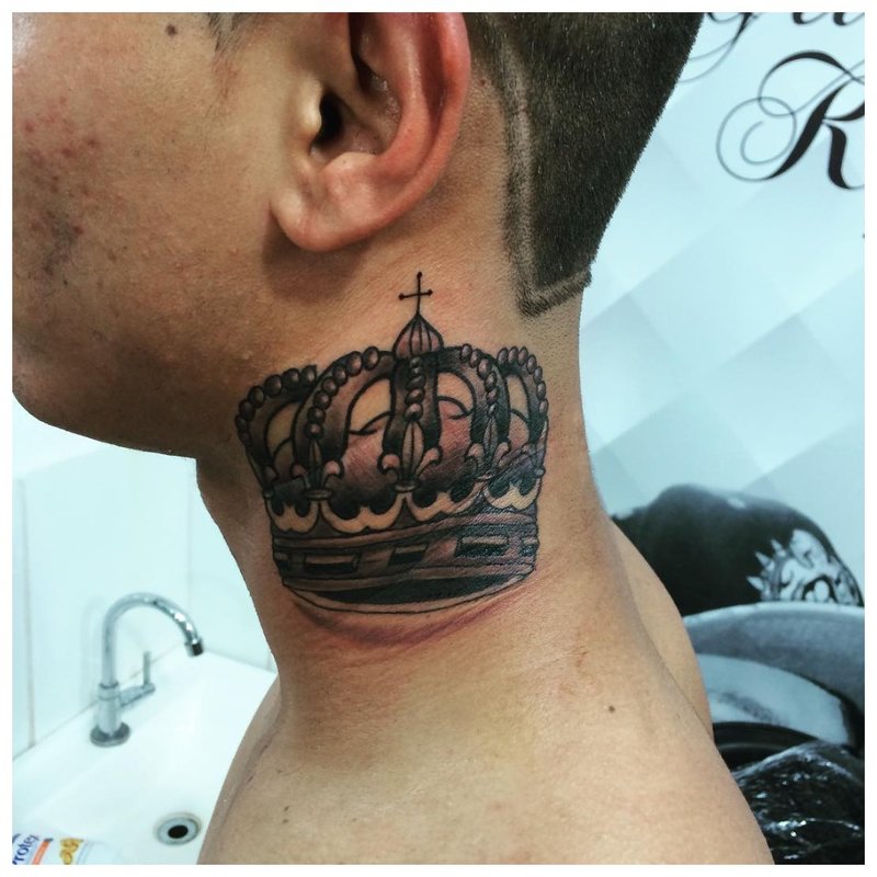Karūna - tatuiruotė ant vyro kaklo