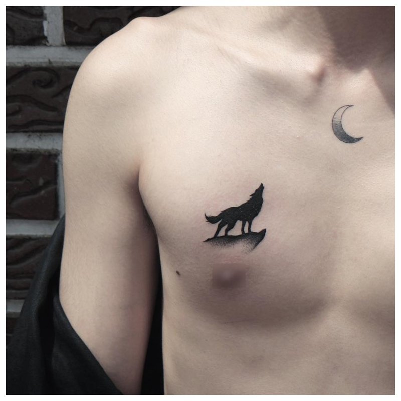 Mėnulyje švilpauja vilkas - tatuiruotė ant vyro krūtinės