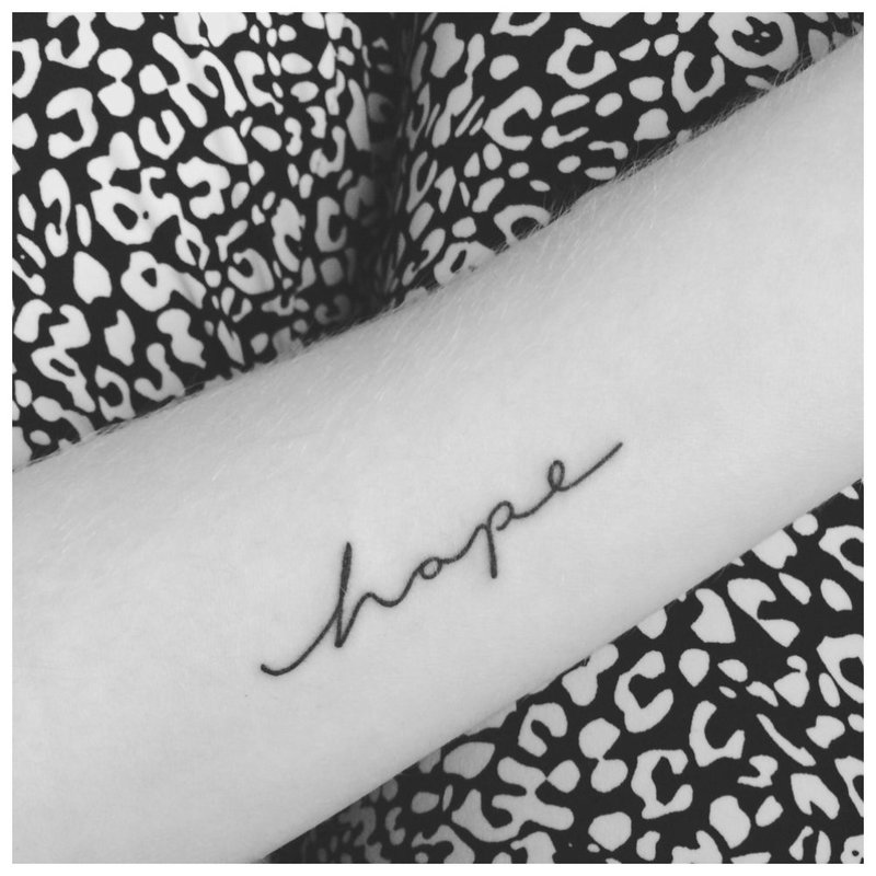 Mini tatuiruotės užrašas „Hope“