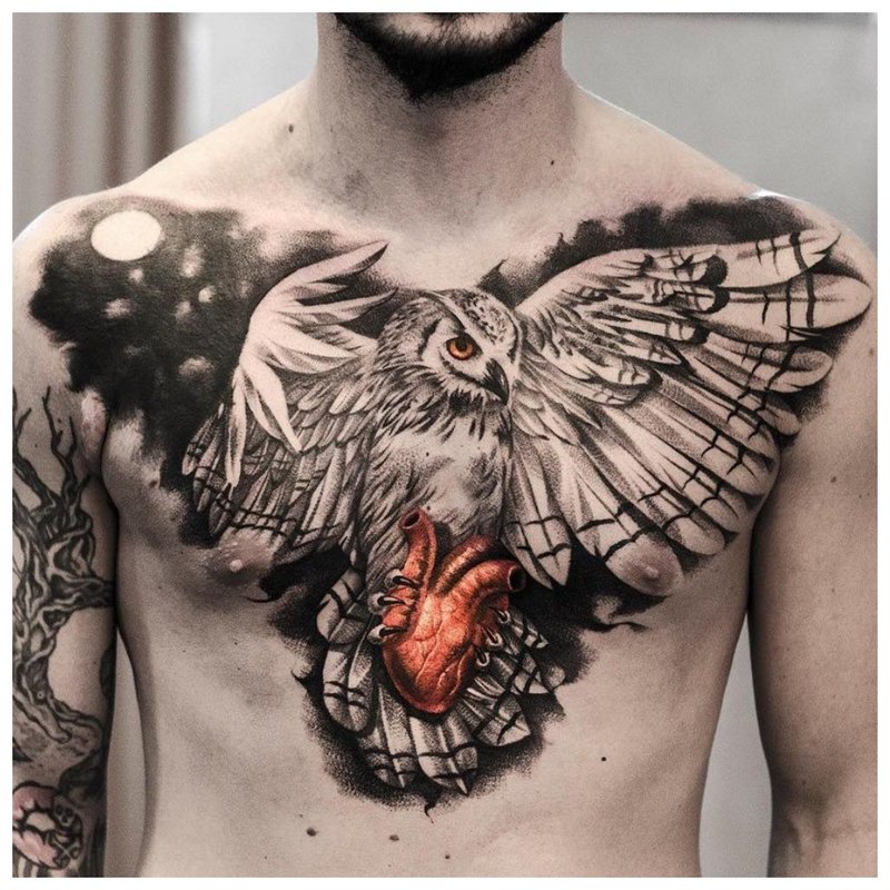 Ryški tatuiruotė ant vyro krūtinės