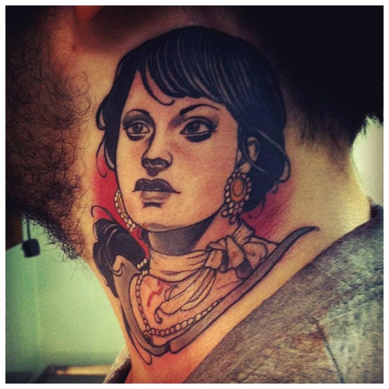 Tatuiruotės portretas ant merginos kaklo