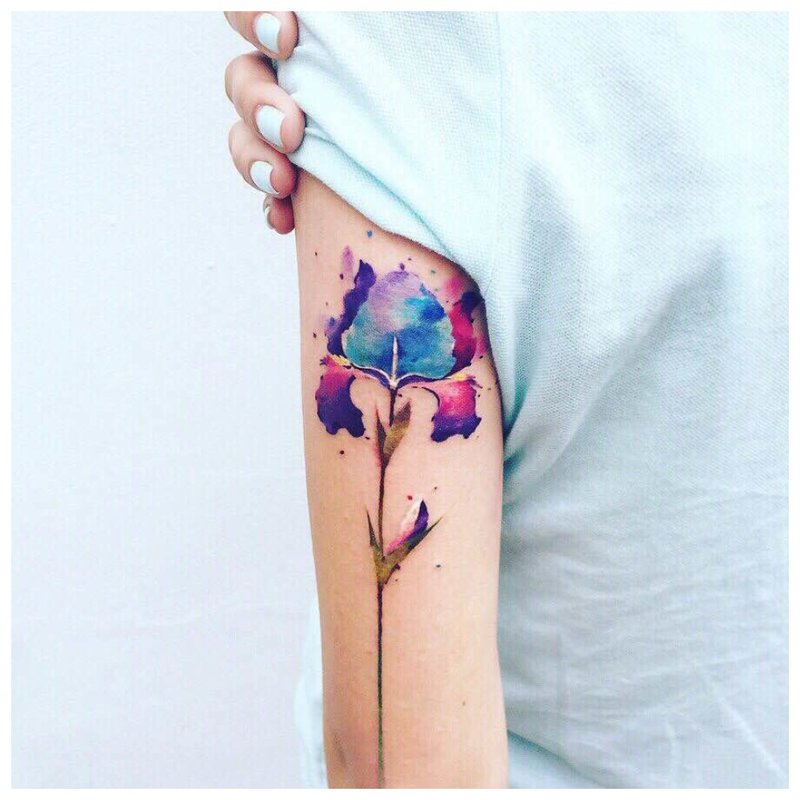 Akvarelės gėlių tatuiruotė