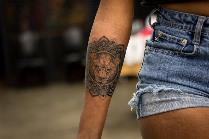 Šauni linwork tatuiruotė ant rankos