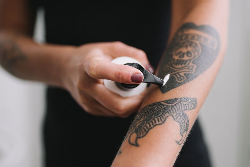 Appliquer de la pommade sur un tatouage