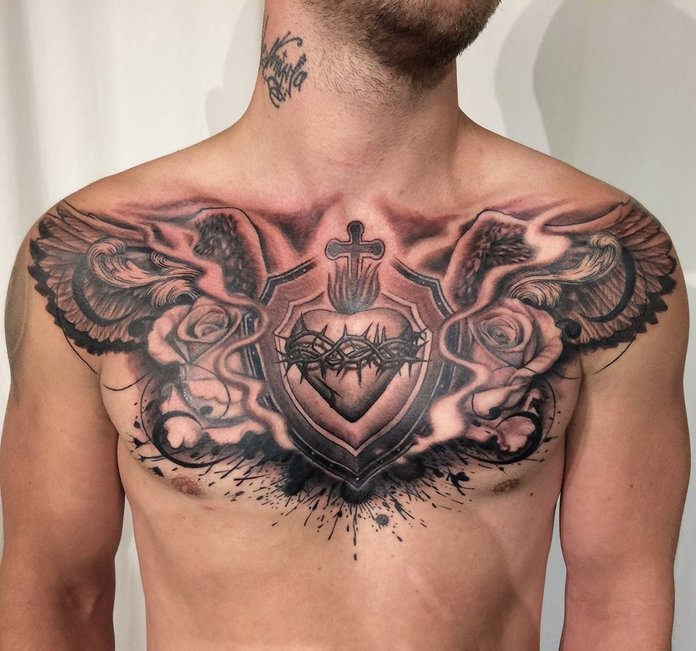 Tatuiruotė ant vyro krūtinės